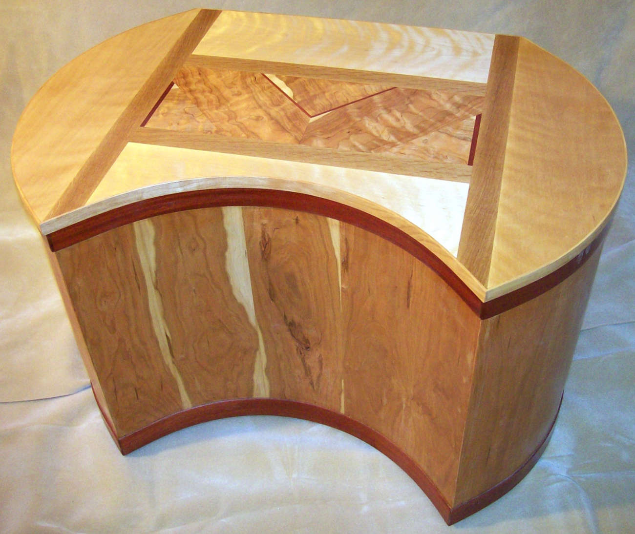 Hope chest with cherry veneers and solid wood inlay top