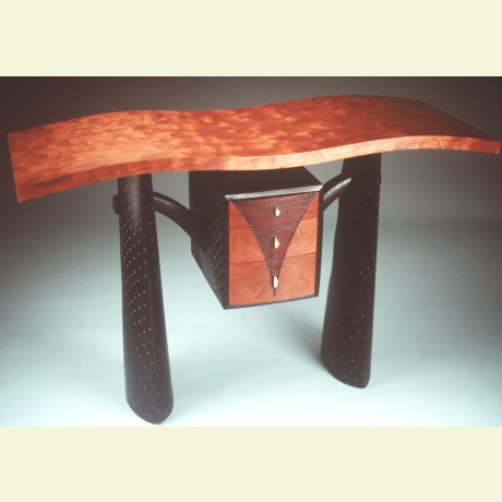 Vacuum laminated, veneered curved table